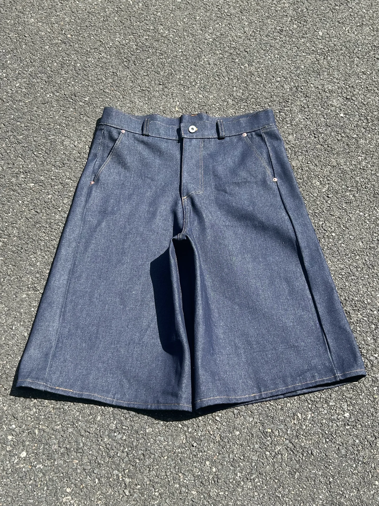 Blue denim short posé sur l’asphalte