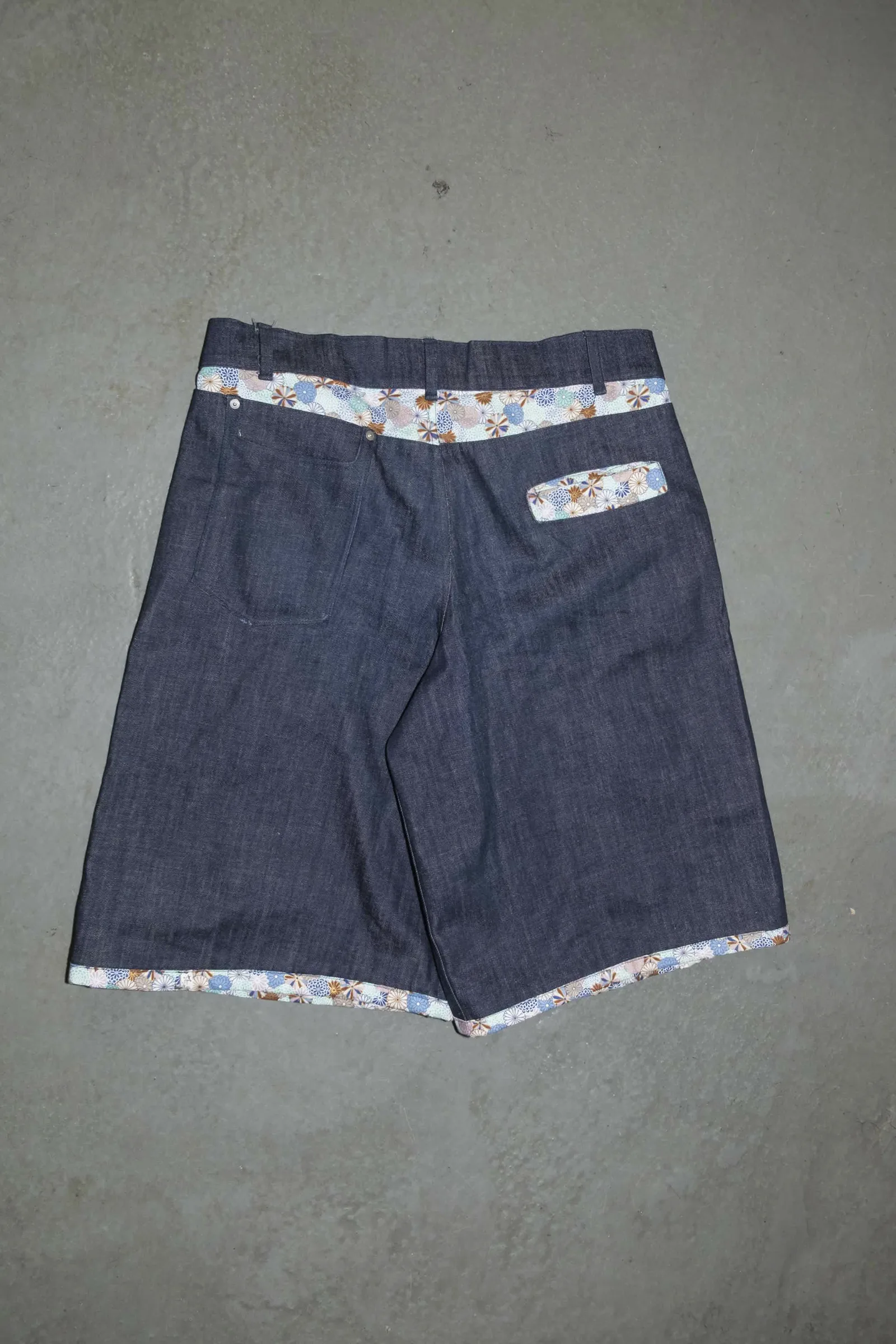 Face arrière du Flower short en denim avec ceinture et poche fleuries