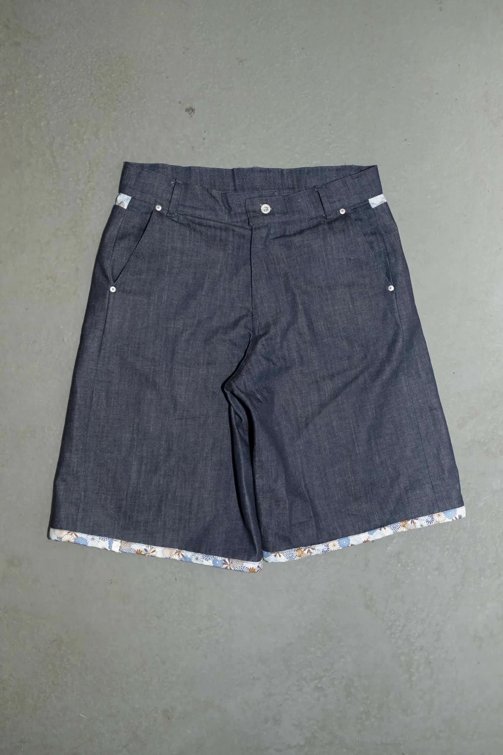 Flower short en denim avec revers fleuri japonais